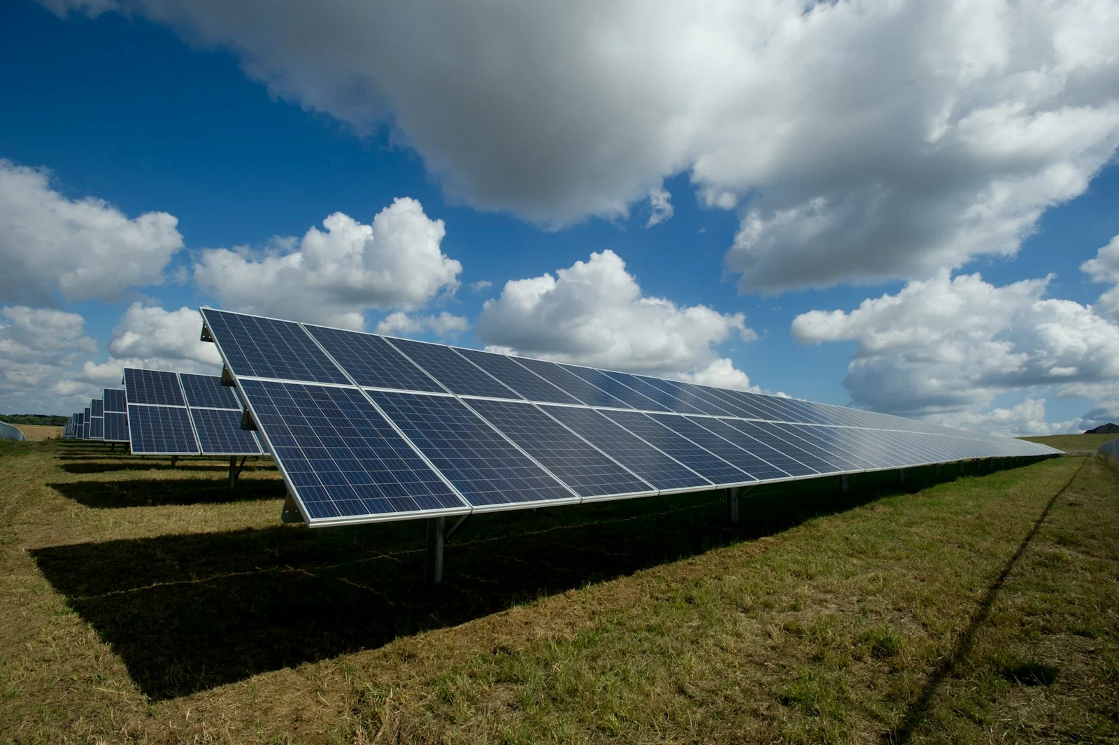 Lei 14.300: Quem Tem Direito ao Desconto e Como Cadastrar 1 solar panels on green field