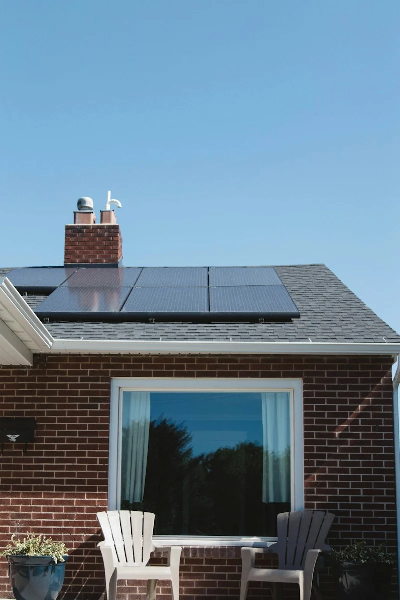 Quantas Placas Solares para Gerar 1000 kWh por Mês 1 brown brick house with solar panels on roof