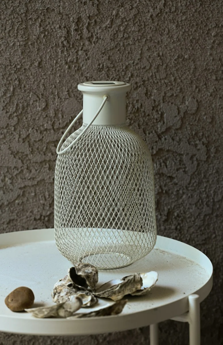 Lâmpada LED Solar: Como Funciona, Tipos e Como Escolher a Melhor 1 a white vase sitting on top of a white table