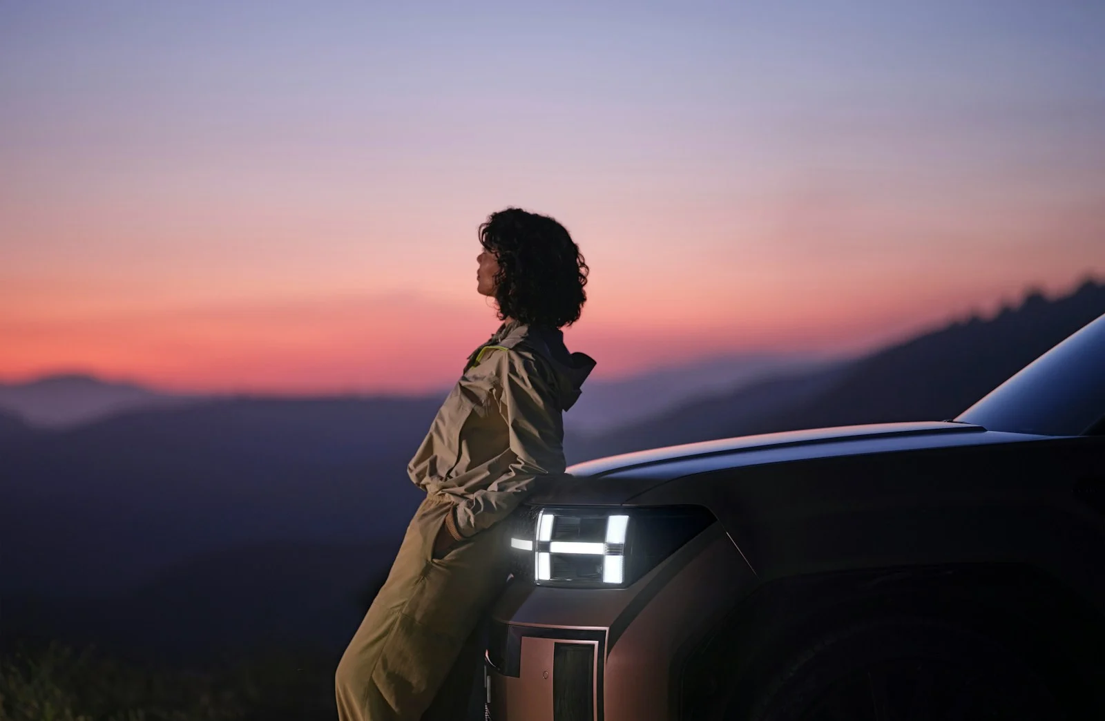 Veículos Elétricos no Brasil: Guia Completo de Modelos, Recarga e Economia 1 a woman sitting on the hood of a car