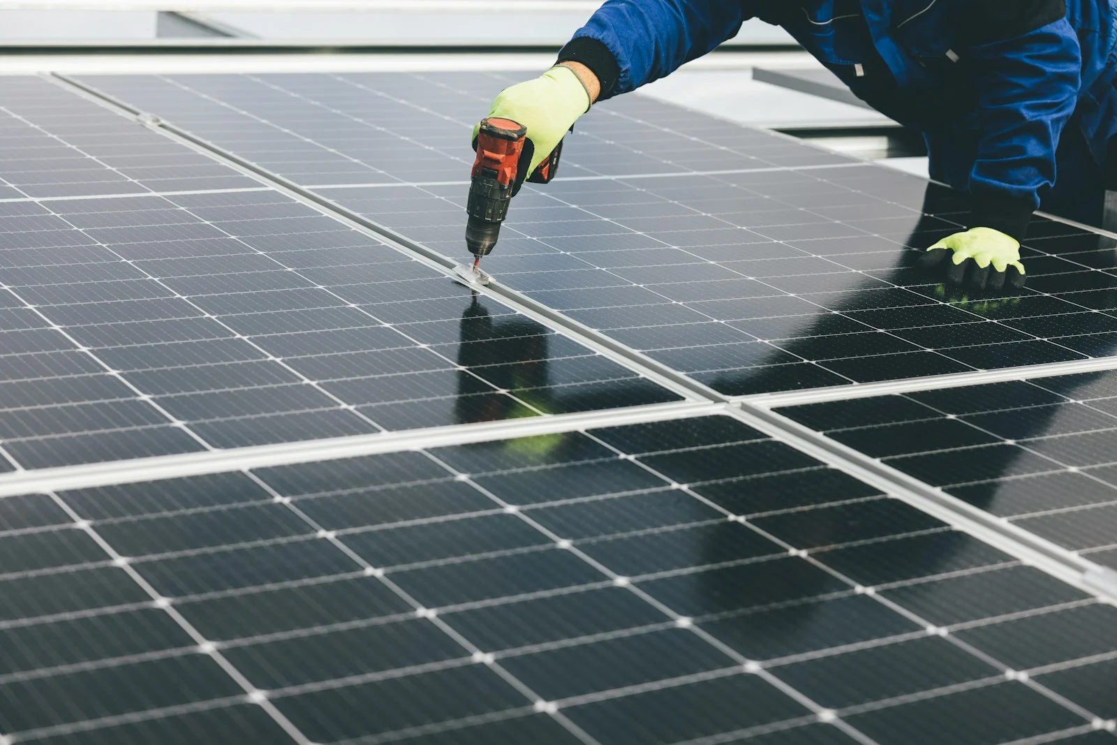 Como Instalar Energia Solar: Passo a Passo Completo 1 a person working on a solar panel