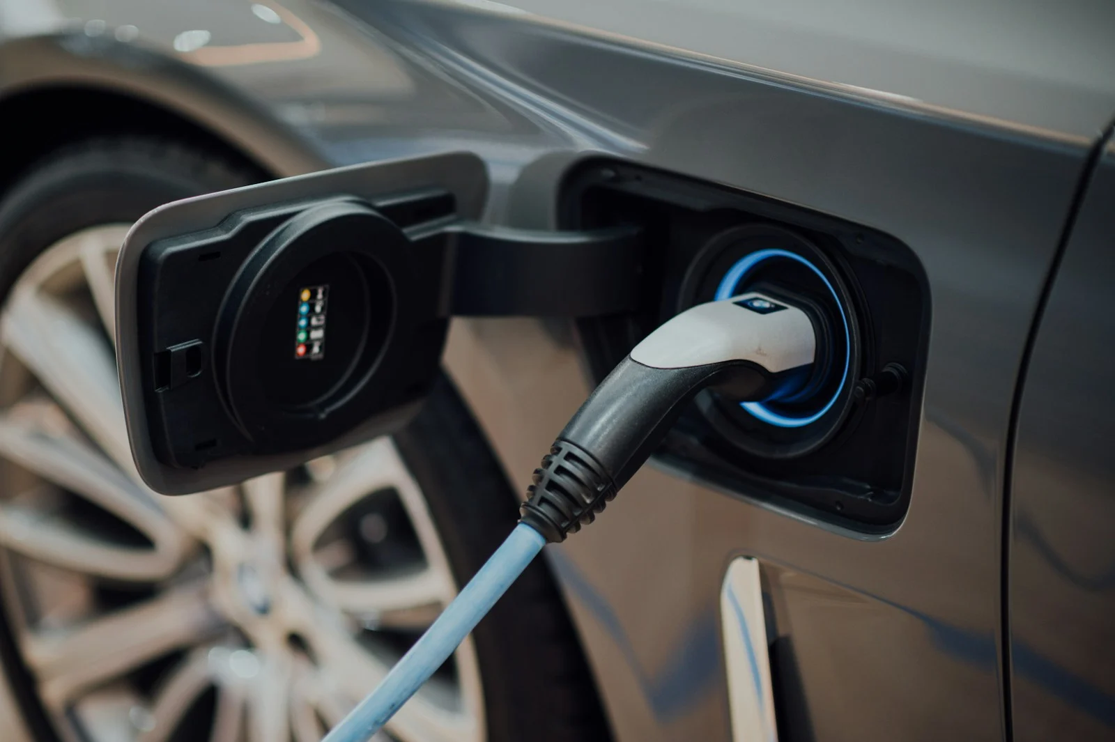 Bateria de Carro Elétrico: Autonomia, Vida Útil e Custo Real 1 electric vehicle charging cable plugged into car