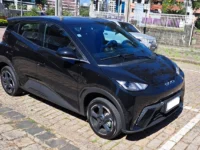 BYD Dolphin Mini preto, hatch elétrico vendido no Brasil, estacionado na rua