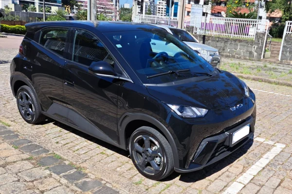 BYD Dolphin Mini preto, hatch elétrico vendido no Brasil, estacionado na rua