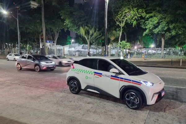 BYD Dolphin usado como táxi elétrico em Salvador, Bahia