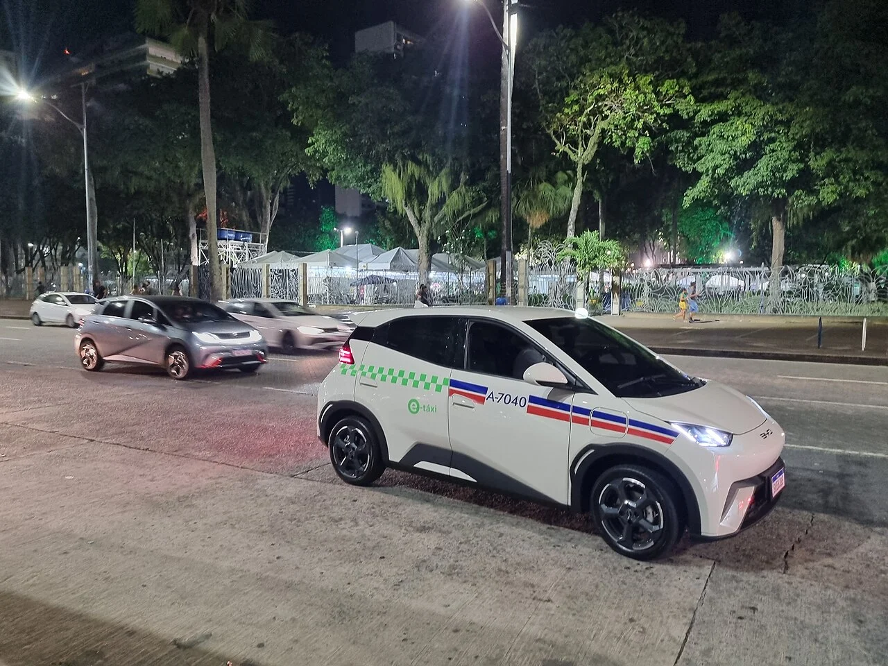 Carro Elétrico para Uber e 99: Vale a Pena em 2026? 1 BYD Dolphin usado como táxi elétrico em Salvador, Bahia