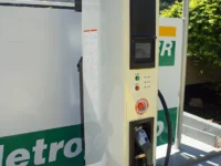 Carro elétrico Nissan Leaf em carregador rápido de posto no Rio de Janeiro