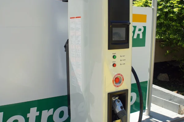 Carro elétrico Nissan Leaf em carregador rápido de posto no Rio de Janeiro