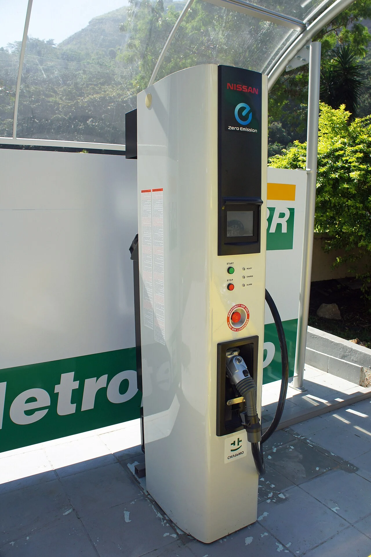 Viagem Longa de Carro Elétrico: Como Planejar a Recarga 1 Carro elétrico Nissan Leaf em carregador rápido de posto no Rio de Janeiro