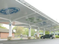 Carport com painéis solares e ponto de recarga para carro elétrico