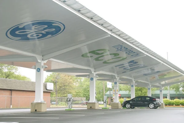 Carport com painéis solares e ponto de recarga para carro elétrico