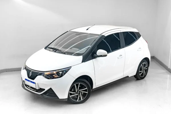 E-Motors em Jaguaré (ES): Fábrica de Carros Elétricos, Modelos e Preços Previstos 3 Hatch elétrico Emova Easy branco em estúdio