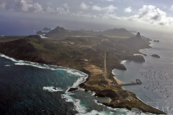 Vista aérea da ilha de Fernando de Noronha