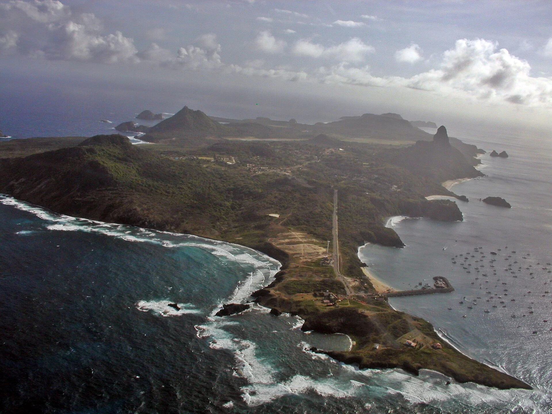 Noronha: Mais Elétricos por Habitante, Energia a Diesel 1 Vista aérea da ilha de Fernando de Noronha