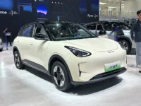 Geely EX2 elétrico visto de frente