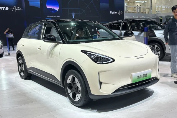 Geely EX2 elétrico visto de frente