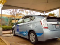 Híbrido plug-in conectado a um ponto de recarga