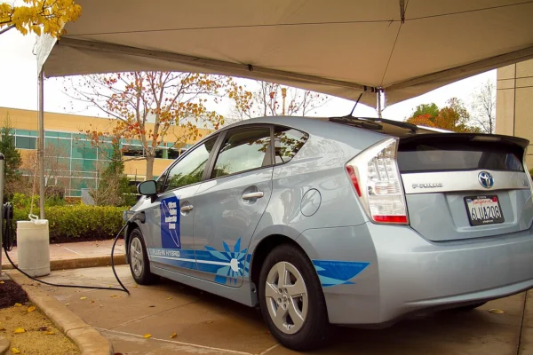 Carro Elétrico ou Híbrido Plug-in: Como Escolher em 2026 1 Híbrido plug-in conectado a um ponto de recarga