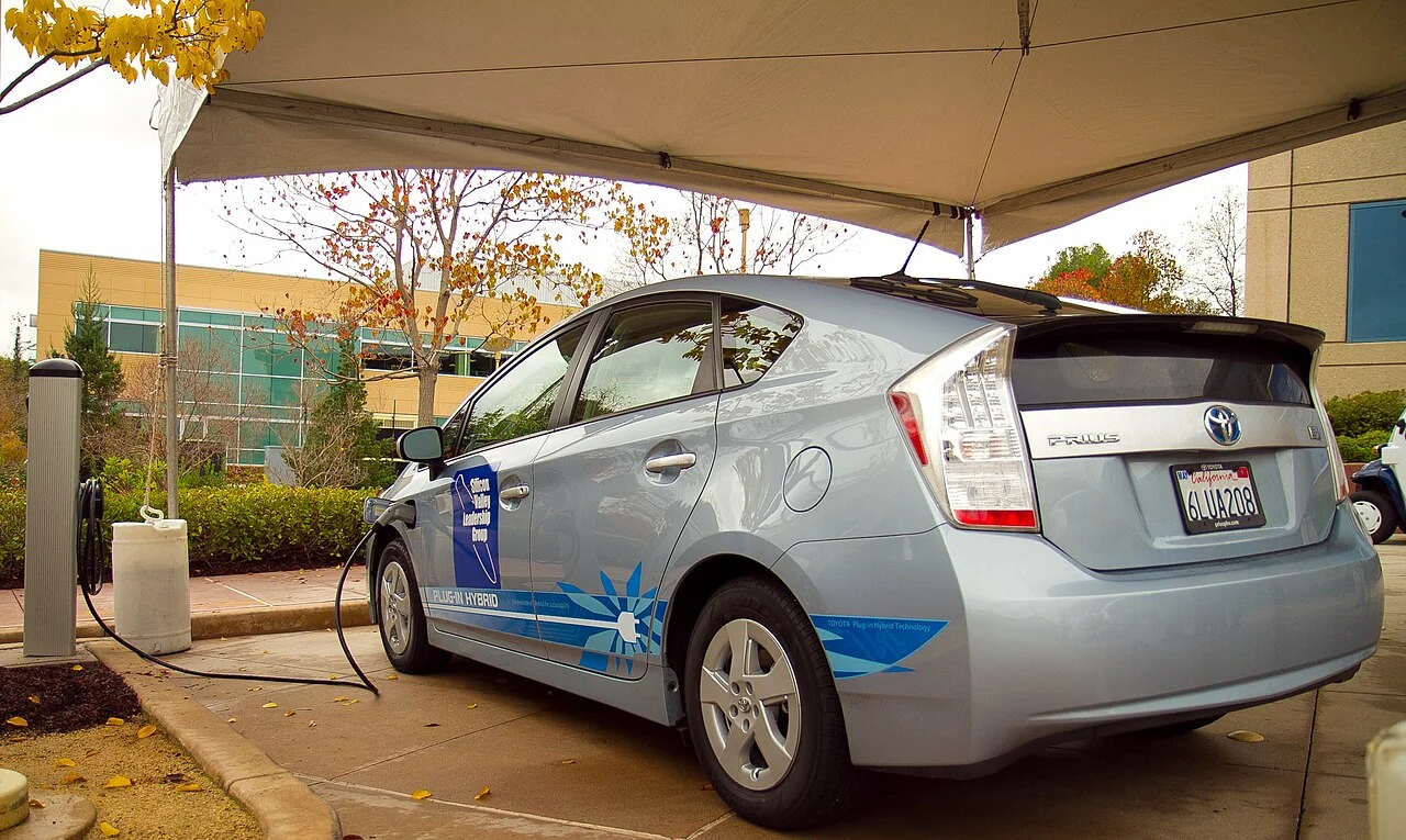 Carro Elétrico ou Híbrido Plug-in: Como Escolher em 2026 1 Híbrido plug-in conectado a um ponto de recarga