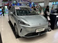 MG4 Urban, hatch elétrico da MG, exposto em um shopping
