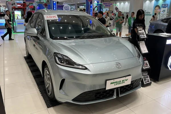 MG4 Urban, hatch elétrico da MG, exposto em um shopping
