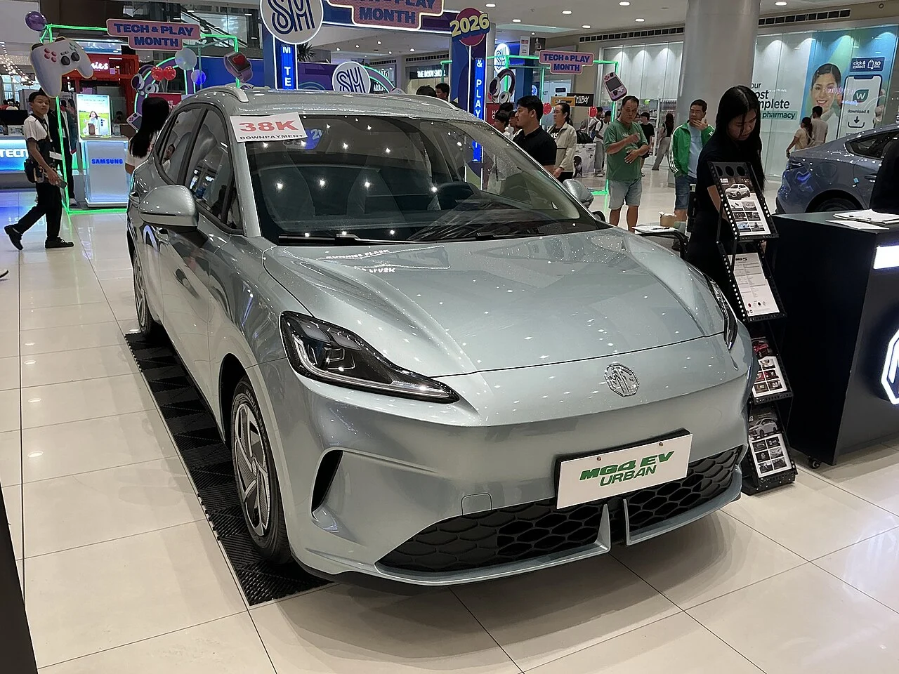 MG4 Urban, Aion UT e Spark EUV: Quem Encara o Dolphin Mini? 1 MG4 Urban, hatch elétrico da MG, exposto em um shopping